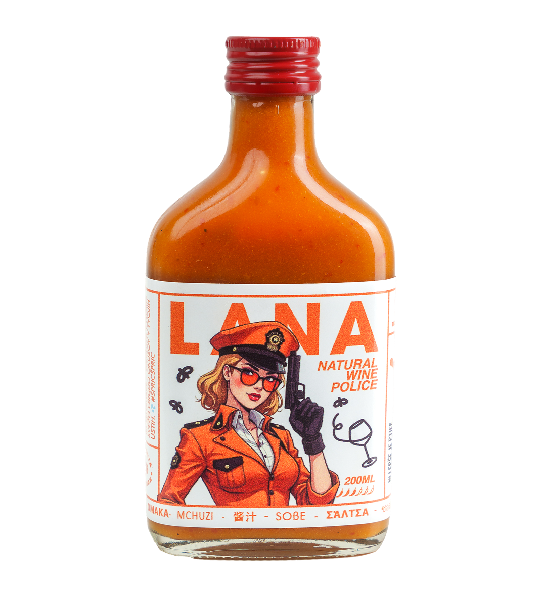 Lana SOS x Kletvica Natural Wine Police pekoča omaka združuje ljubezen do čilijev in naravnega vina. Fermentirana slovenska pekoča omaka z vinskim značajem.