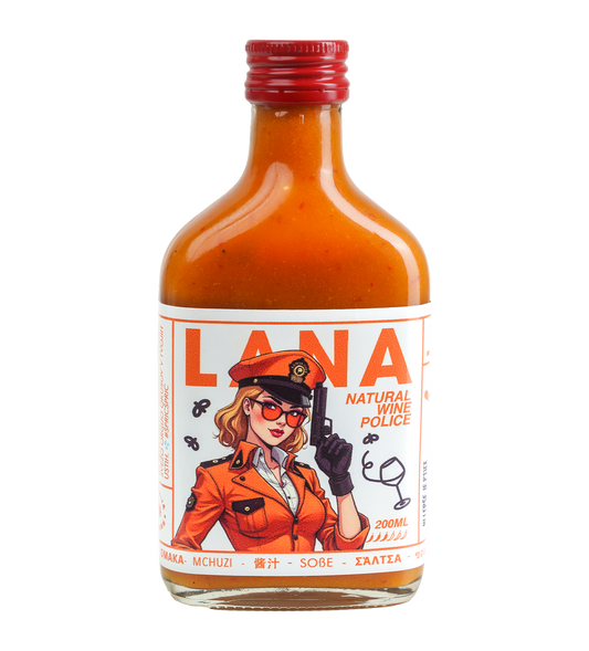 Lana SOS x Kletvica Natural Wine Police pekoča omaka združuje ljubezen do čilijev in naravnega vina. Fermentirana slovenska pekoča omaka z vinskim značajem.