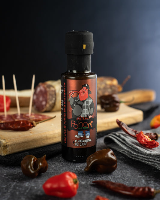 Čili omaka Pohorc CLASSIC s svežimi habanero čiliji, čebulo in paradižnikom. Srednje pikantna omaka iz ekoloških sestavin.