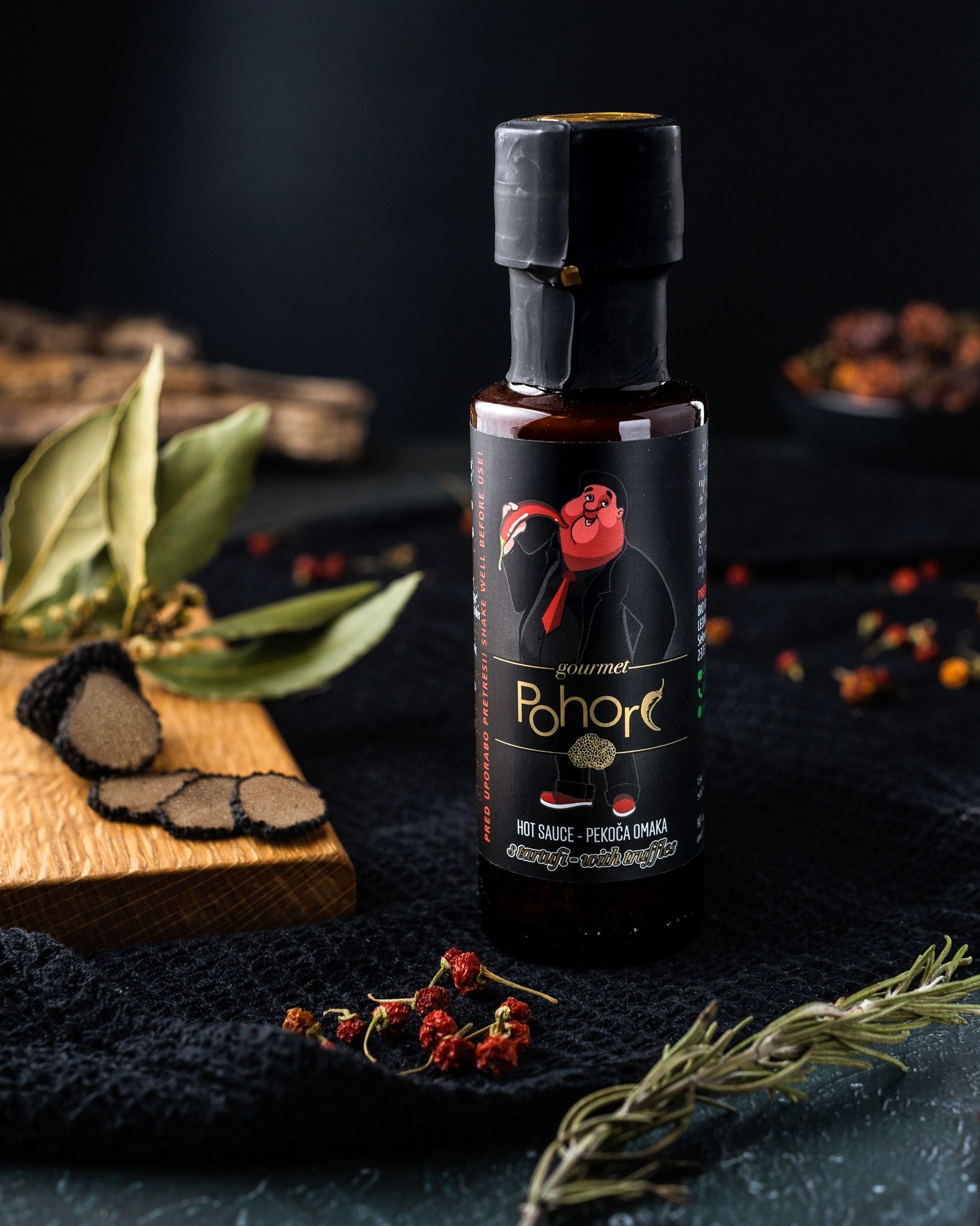 Čili omaka Pohorc GOURMET s svežimi črnimi istrskimi tartufi, čiliji in zelišči. Srednje pikantna omaka z 18 % tartufa, ročno izdelana na Pohorju.