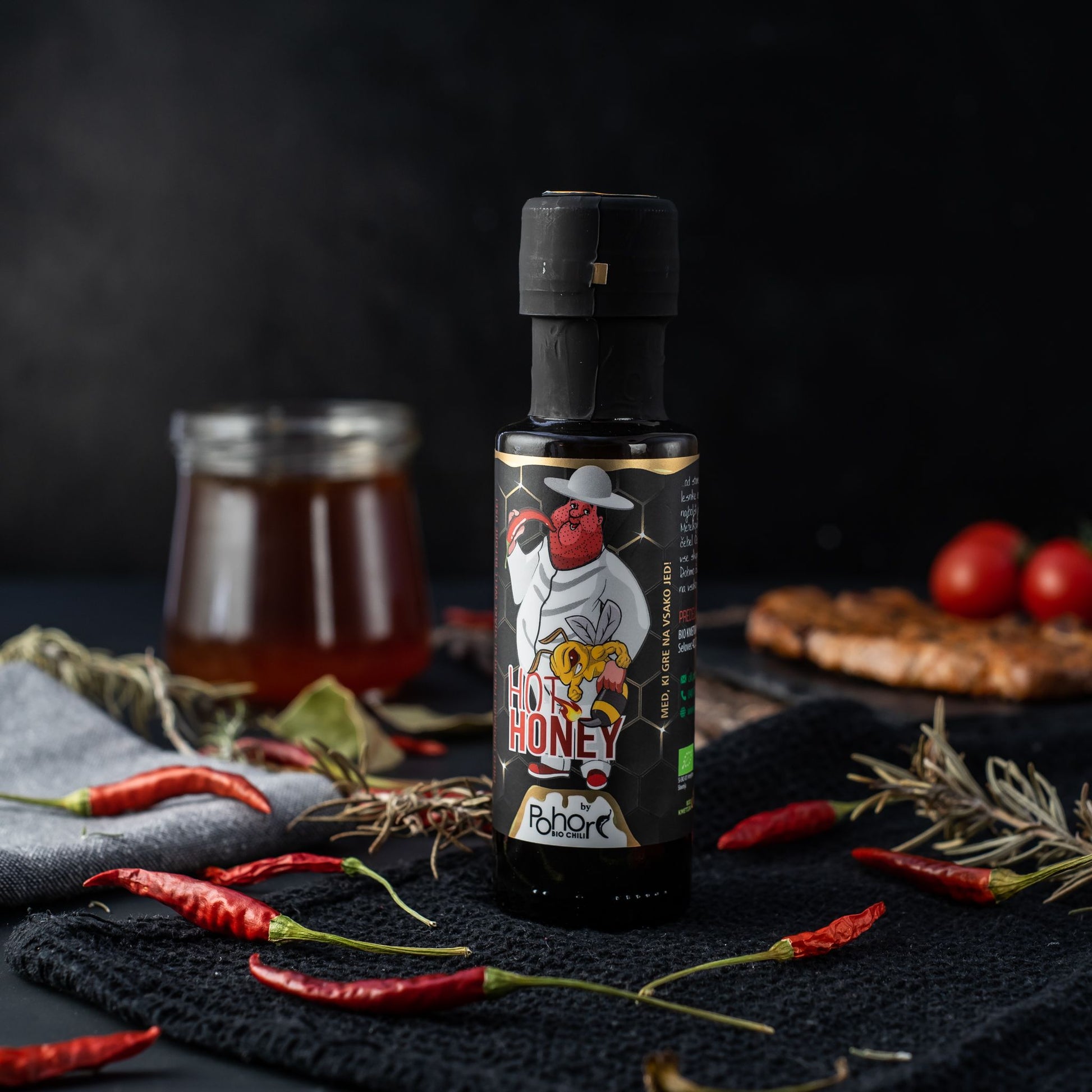 Čili Pohorc Hot Honey pekoča omaka združuje sladkost slovenskega medu in pikantnost domačih čilijev. Naravna, brez umetnih dodatkov.