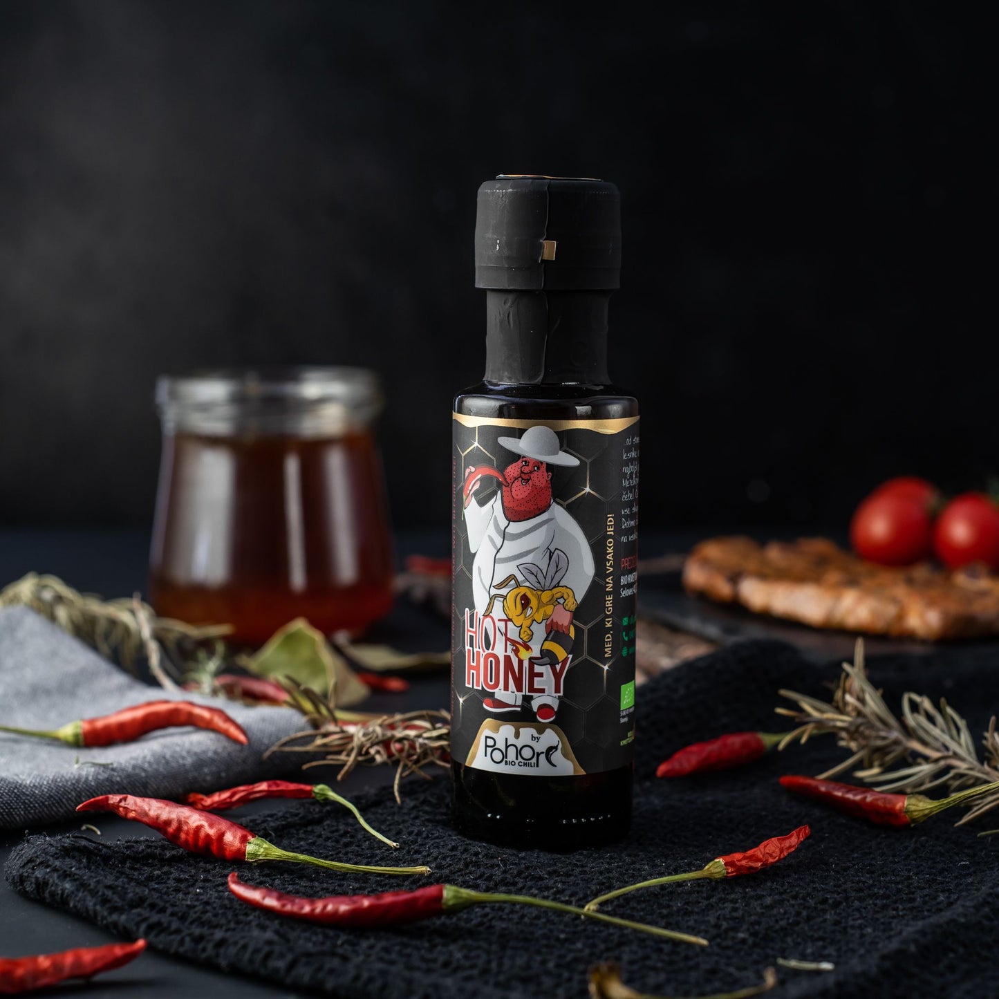 Čili Pohorc Hot Honey pekoča omaka združuje sladkost slovenskega medu in pikantnost domačih čilijev. Naravna, brez umetnih dodatkov.