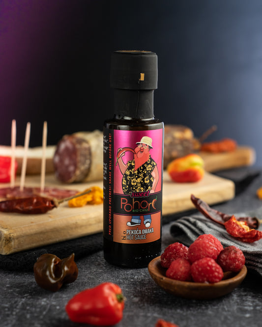 Čili omaka Pohorc SWEET s svežimi malinami in habanero gold čiliji. Srednje pikantna sadna omaka iz ekoloških sestavin.