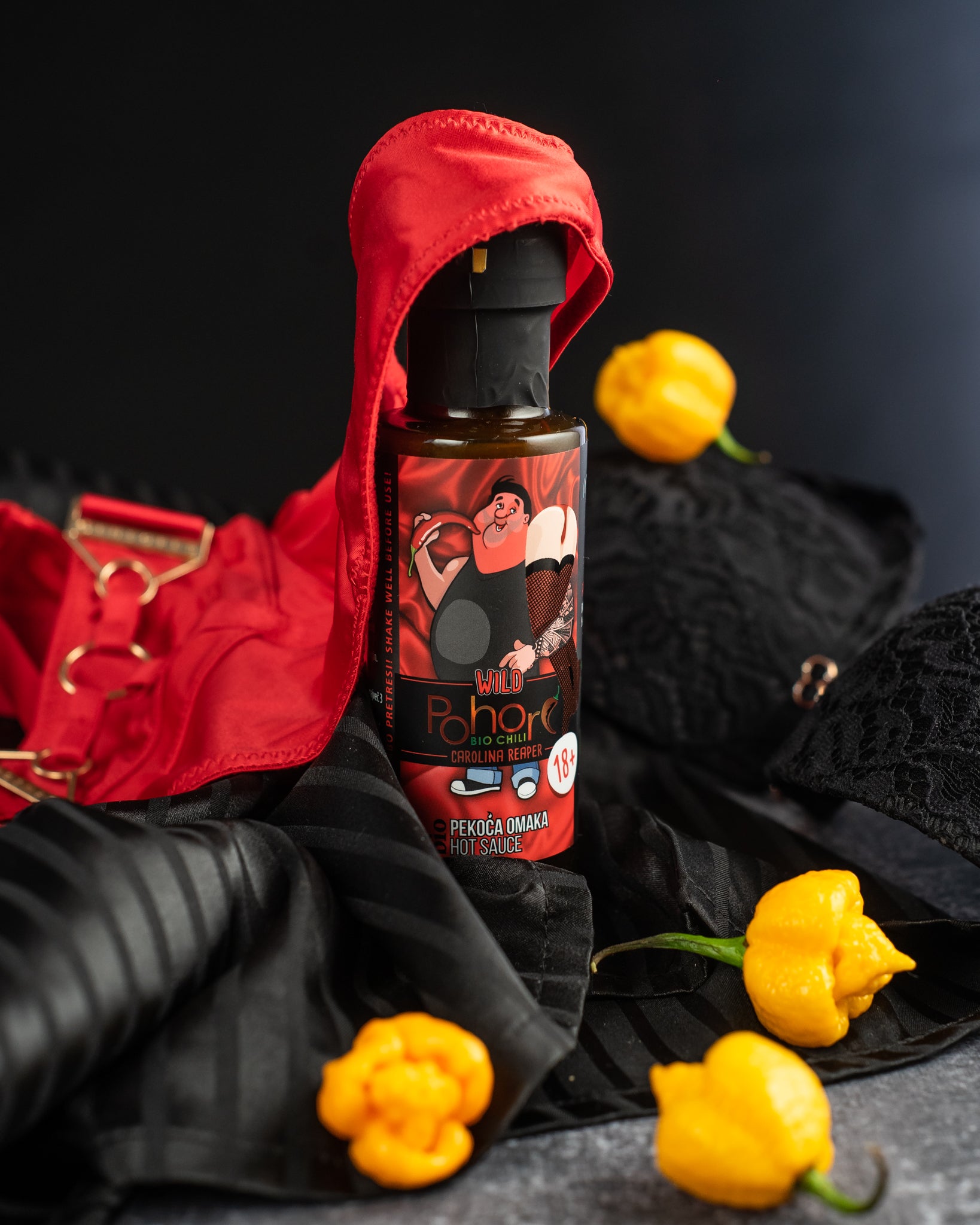 Čili omaka Pohorc WILD s svežimi čiliji Carolina Reaper je zelo pikantna omaka iz ekoloških sestavin, pripravljena na odprtem ognju.