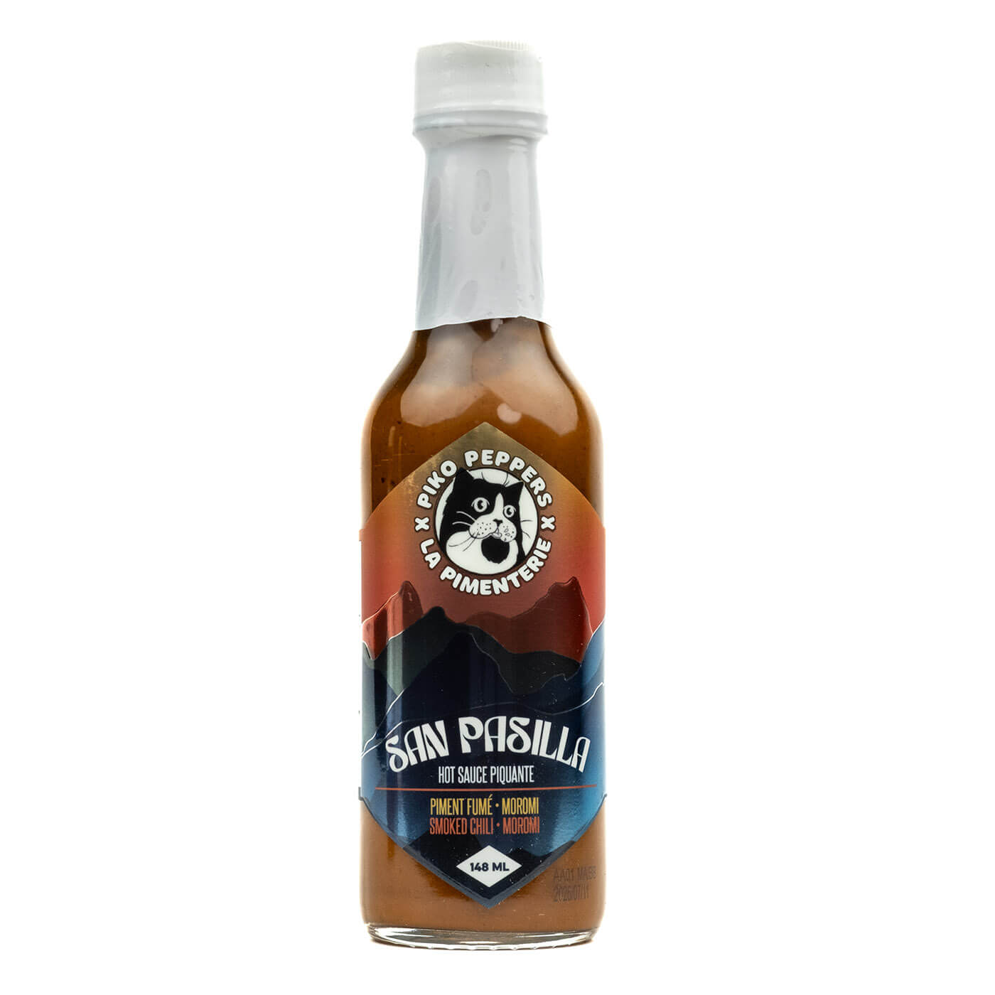 La Pimenterie x Piko Peppers San Pasilla je dimljeno-sladka pekoča omaka s čilijem pasilla, česnom in moromi, ročno izdelana v Kanadi brez umetnih dodatkov.
