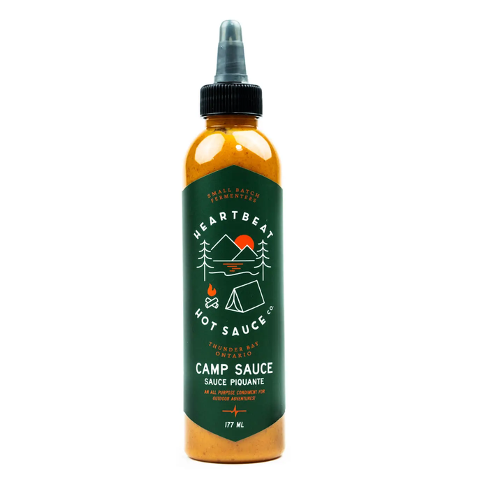 Heartbeat Camp Sauce je dimljena, blago pekoča fermentirana omaka za žar, kampiranje in vsakdanjo kuhinjo.