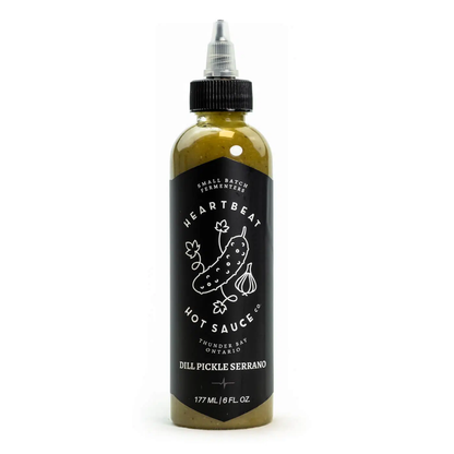 Heartbeat Dill Pickle Serrano je pekoča omaka z okusom kislih kumaric, kopra in Serrano čilijev.