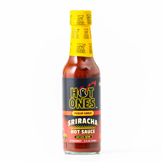 Rahlo pekoča omaka Hot Ones Pickled Garlic Sriracha je sriracha stil omake z dodatkom vloženega česna in manj sladkobe.