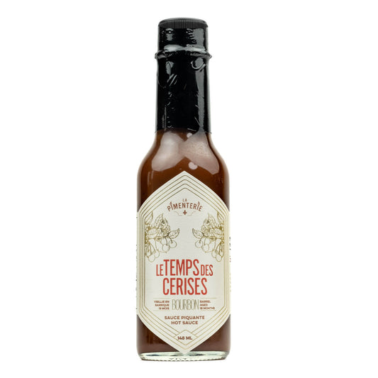 La Pimenterie Le Temps des Cerises je ročno izdelana pekoča omaka s fermentiranimi češnjami, sakejem in čilijem Chocolate Habanero, starana v hrastovem sodu več kot 18 mesecev.