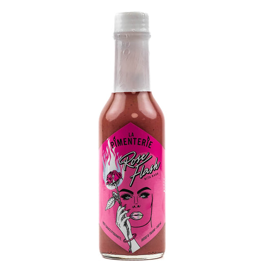 La Pimenterie Rose Flash je rožnata pekoča omaka z malinami, haskap jagodami, brusnicami, vrtnico, čiliji, galango in tahinijem, ustvarjena v sodelovanju z drag umetnico Rito Baga.