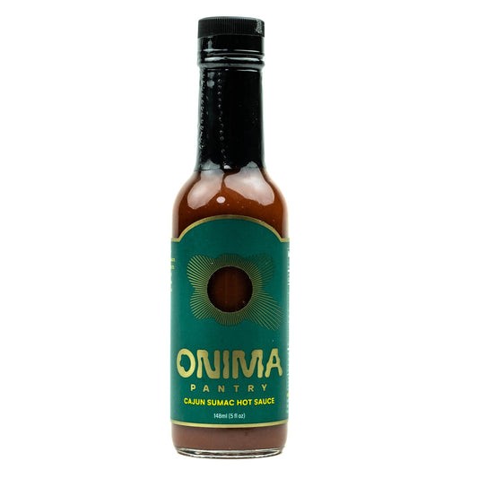 Cajun Sumac Hot Sauce je rahlo pekoča omaka z okusom sumaka, citrusov in začimb, popolna za juhe, morske jedi in pečeno zelenjavo.