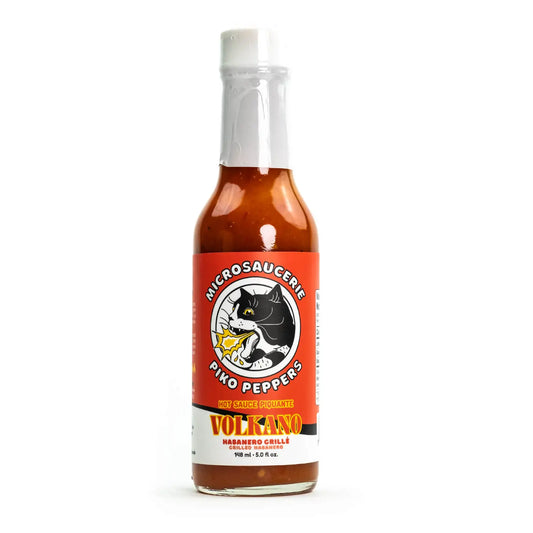 Piko Peppers Volkano je pekoča omaka iz Montreala z dimljenim habanero čilijem, limoninim sokom in česnom, z intenzivnim poletnim okusom in naravno sestavo.